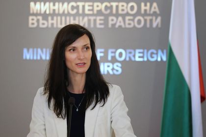 Полагат се усилия за завръщането на моряците от "Руен" в България, те са в добро здраве, каза Мария Габриел